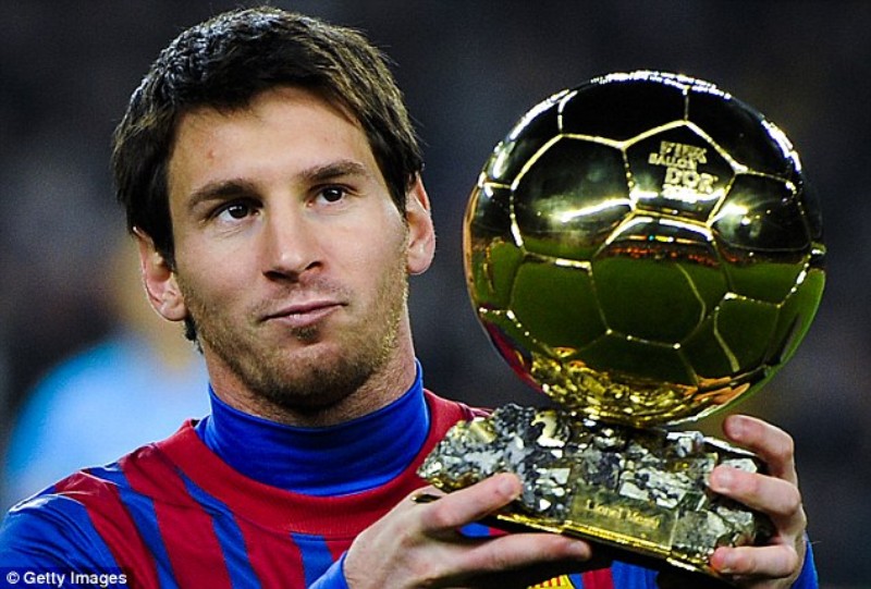 Khoảnh khắc hiếm hoi Messi nằm sân chống đá phạt