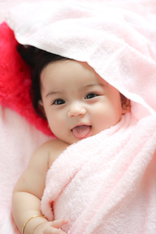 Nhìn em bé cười đáng yêu ấy, chúng ta không thể không yêu cuộc sống hơn! Hãy xem bức ảnh vui vẻ này để cảm nhận được sự tươi cười và niềm vui của em bé nhé.