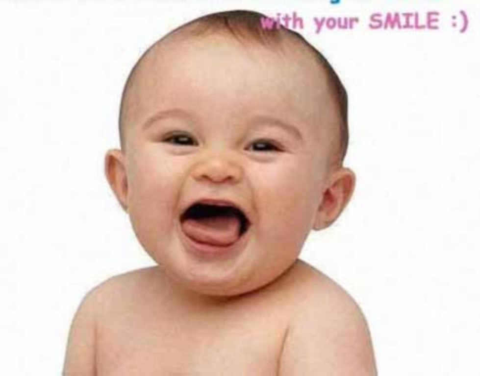 Nụ cười của em bé là điều không thể thiếu trong cuộc sống. Hãy cùng xem hình ảnh em bé cười dễ thương này để cảm nhận được sự tin tưởng và yêu thương đến từ con trẻ.