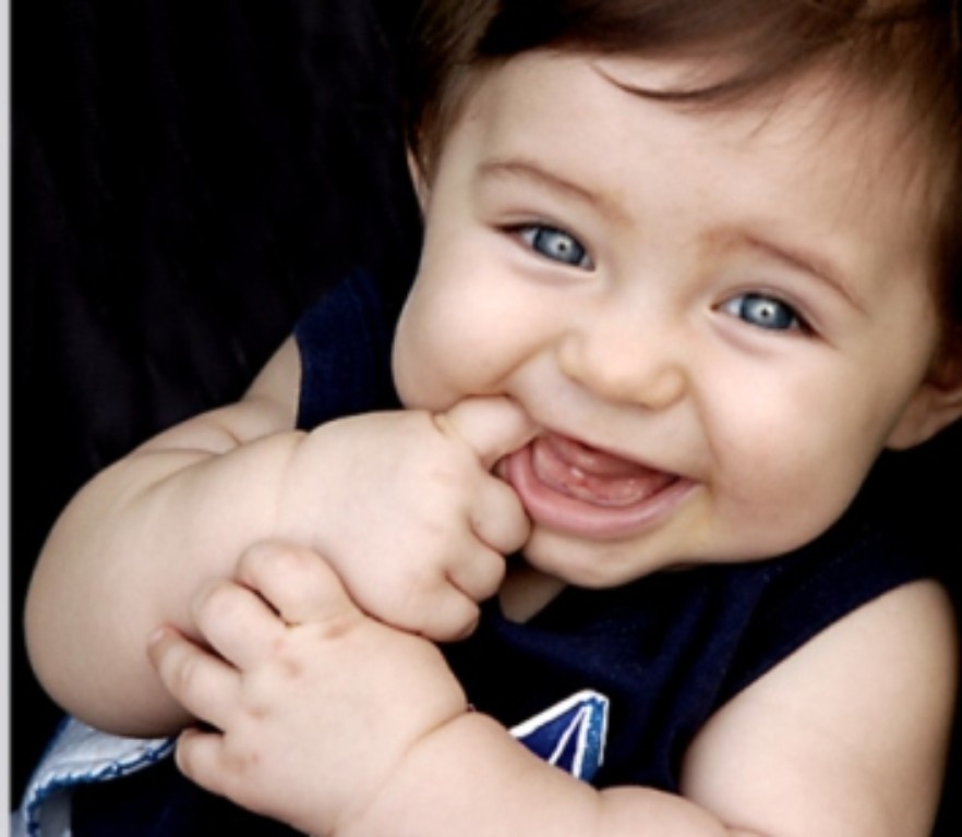Hình em bé cười dễ thương sẽ mang đến cho bạn một khoảnh khắc tuyệt vời để thưởng thức và cảm nhận tình cảm gia đình. Điều đó chắc chắn sẽ làm cho ngày của bạn thêm tươi vui và ấm áp.