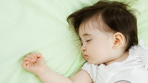 Hình ảnh một em bé sơ sinh ngủ ngon làm cho trái tim bạn tan chảy. Nhìn thấy hình ảnh em bé ngủ đẹp với đôi mắt đóng say, bạn sẽ không thể không yêu thương bé nhỏ này.