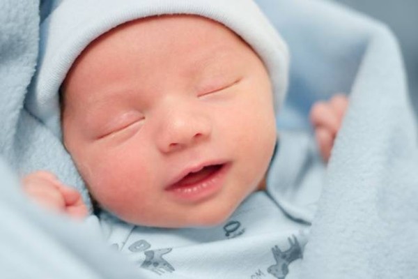 Ảnh em bé sơ sinh: Thế giới thật tuyệt vời khi chào đón những em bé sơ sinh mới chào đời. Hình ảnh những đôi chân nhỏ xinh, những bàn tay bé nhỏ đôi mươi hay những gương mặt mới chào đời sẽ đánh thức cảm xúc trong bạn.