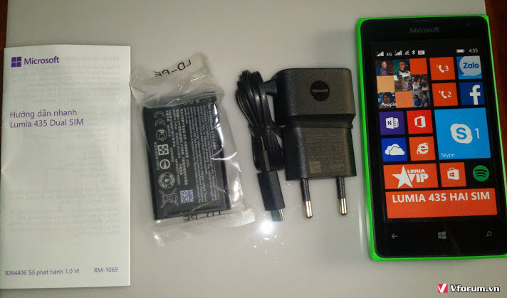 lumia-435-tren-tay.jpg