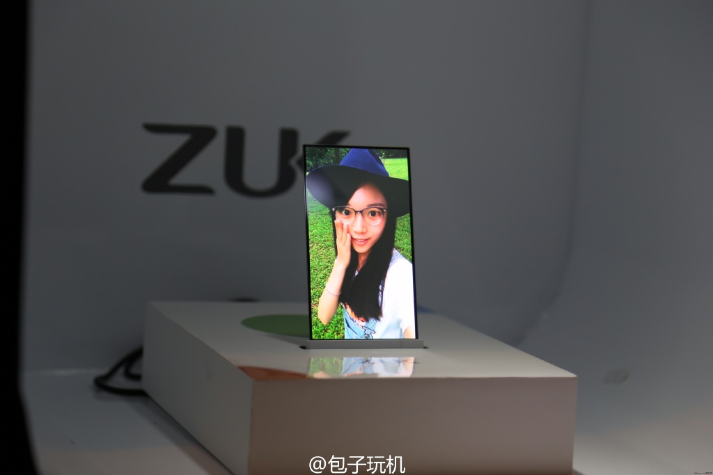 zuk-transparent-screen-phone-prototype(1).jpg