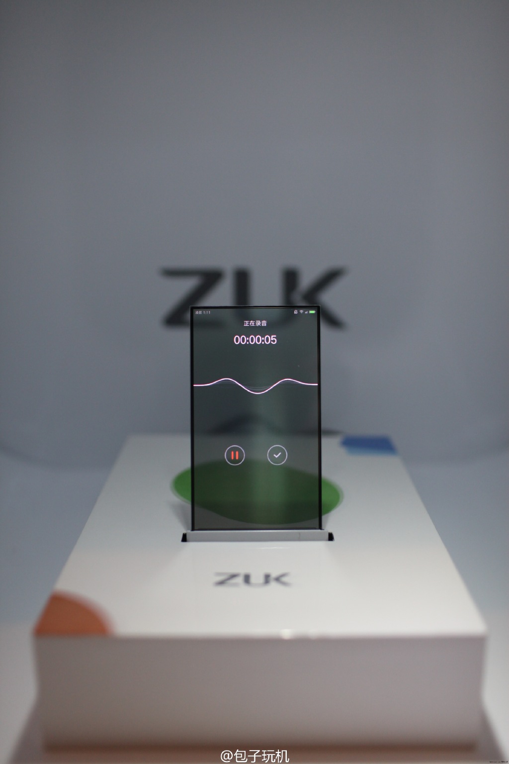 zuk-transparent-screen-phone-prototype(3).jpg