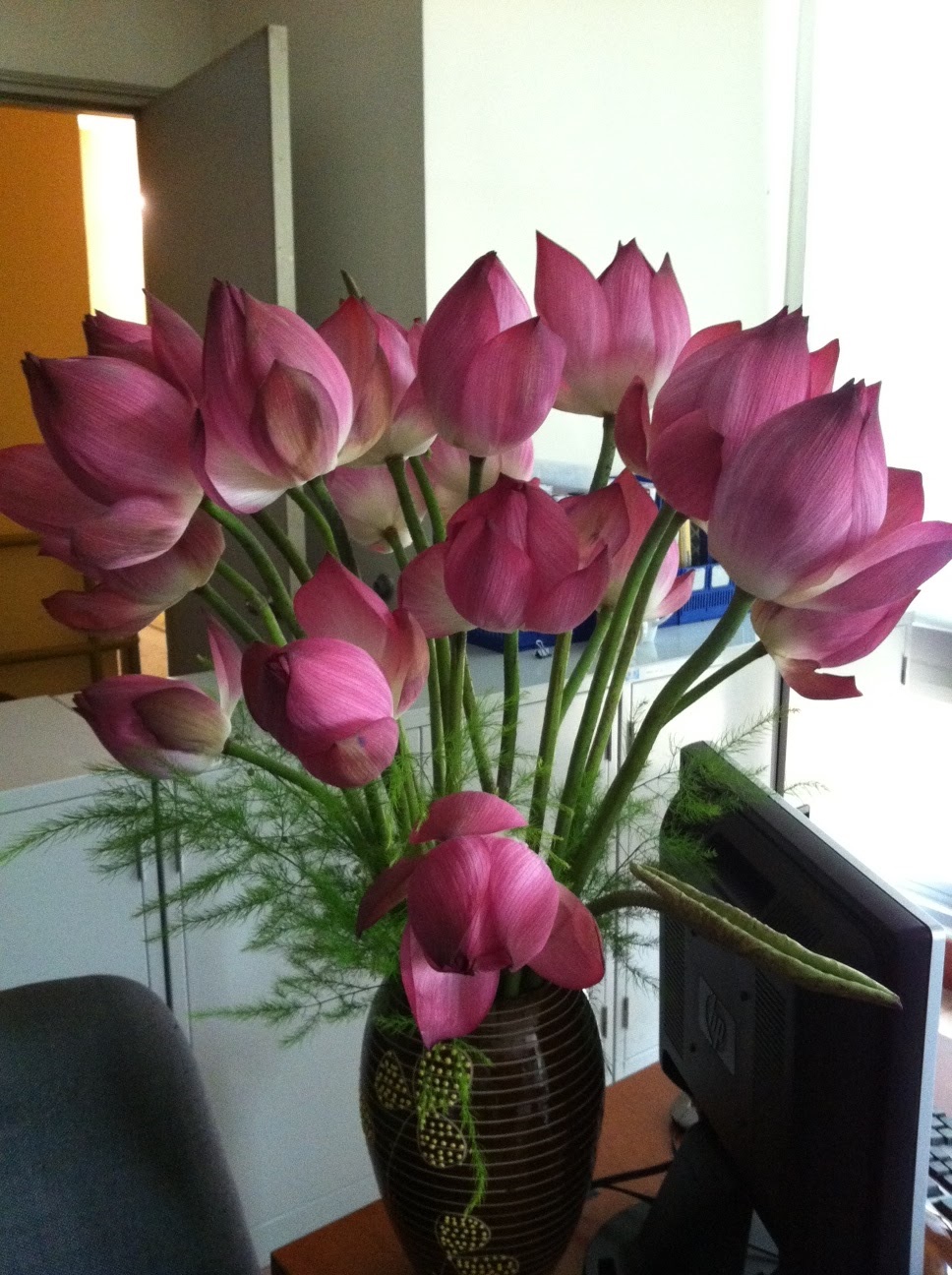 Cắm hoa sen, để bàn, VFO.VN: Bó hoa sen nhỏ xinh sẽ là điểm nhấn cho không gian làm việc của bạn. Với một số mẫu đặc biệt từ VFO.VN, bạn sẽ có thể tự tạo ra một bó hoa sen từ những nhánh sen tươi nhất. Hãy xem ảnh để lấy cảm hứng cho công việc cắm hoa của bạn.