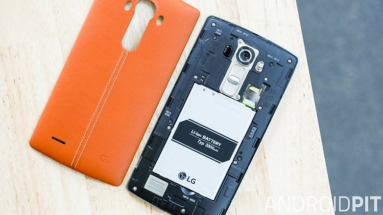 androidpit-lg-g4-battery-cover-removed-w782.jpg