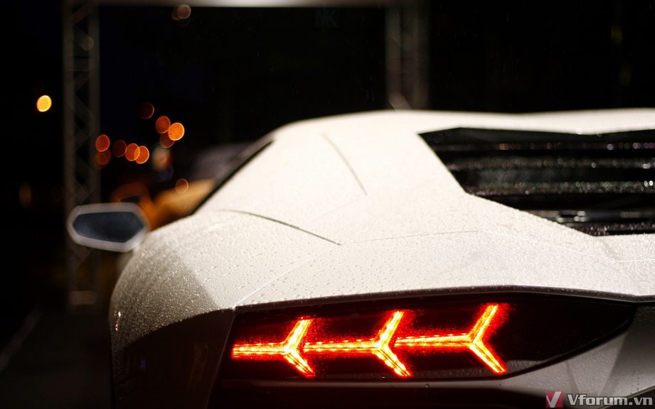 hinh-nen-lamborhini-aventador-10.jpg