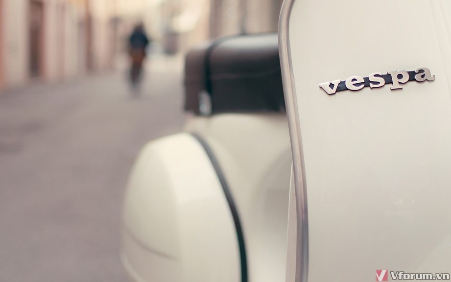 street-focus-vespa-scooter-logo-hd-wallpaper.jpg
