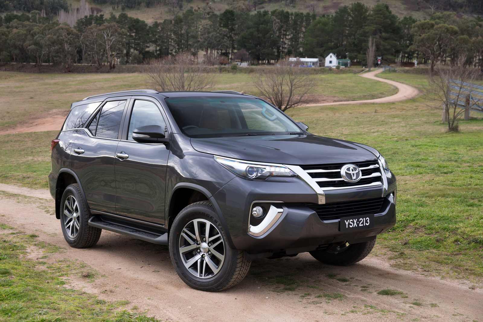 toyota-fortuner-2016(2).jpg