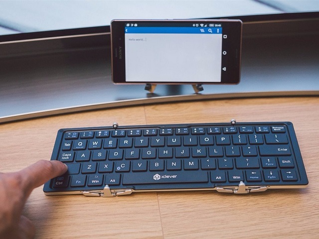 5-iclever-portable-foldable-bluetooth-keyboard.jpg