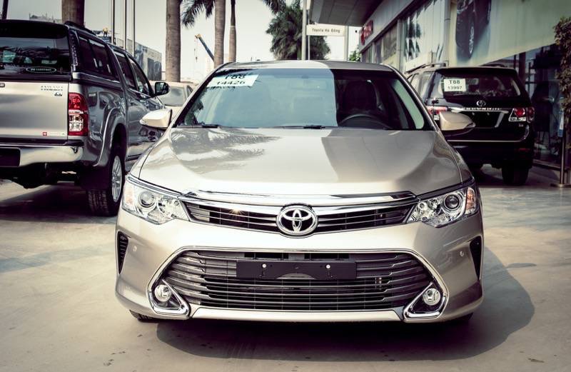 gia-ban-xe-camry-2016-4.jpg