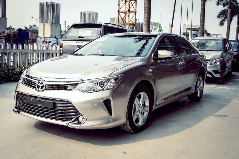 gia-ban-xe-camry-2016-5.jpg