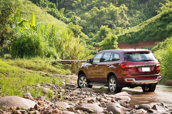 gia-ban-xe-ford-everest-2016-1.jpg