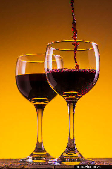 3 cách cầm ly rượu vang đúng chuẩn các lưu ý khi cầm và rót rượu đúng cách