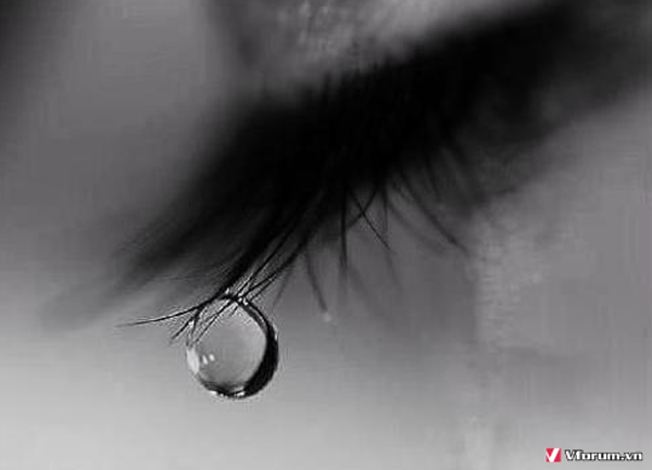 Hình Ảnh mắt buồn khóc sẽ khiến bạn lưu lại trong trí nhớ suốt đời. Ánh mắt đầy đau khổ và những giọt nước mắt lăn trên gò má đem đến một trạng thái sâu sắc khó tả. Hãy cùng chiêm ngưỡng để cảm nhận sự đẹp thật sự của nỗi đau và tình cảm.