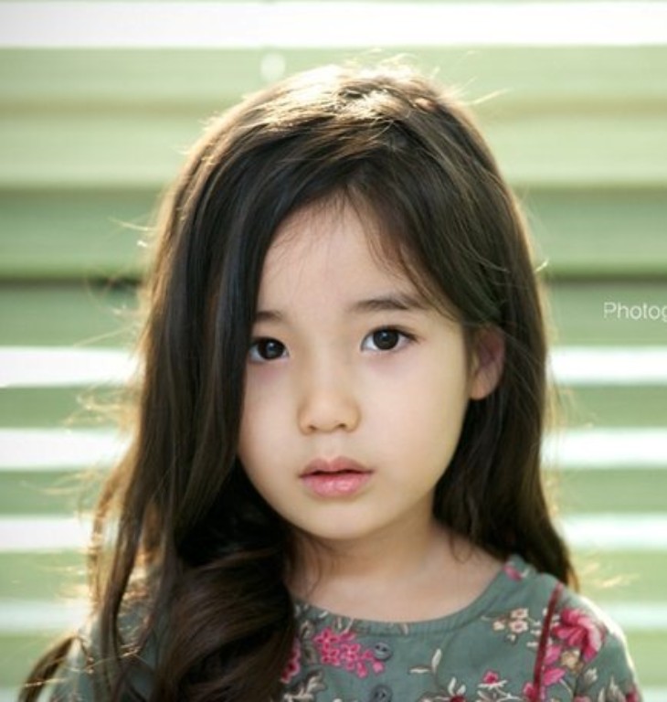 Bức ảnh bé gái Hàn Quốc này thật đáng yêu. Dễ thương và trong sáng, cô bé khiến người khác cảm thấy yêu mến ngay khi nhìn thấy. Ánh mắt tươi cười và biểu cảm đáng yêu của cô bé khiến cho bức ảnh trở nên hết sức thu hút và đáng xem.