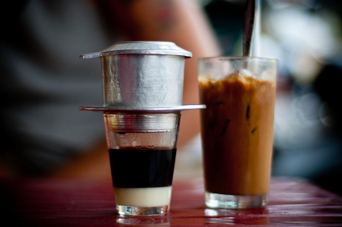 Cafe đen đá là một thức uống truyền thống và được yêu thích tại Việt Nam. Một tách cafe đen đá thơm ngon sẽ khiến bạn cảm thấy thư giãn và tươi mới giữa những giờ làm việc căng thẳng. Hãy cùng chiêm ngưỡng hình ảnh quyến rũ của cafe đen đá và đến thưởng thức hương vị tuyệt vời này.