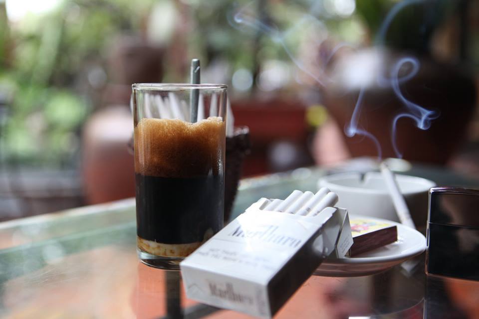 Hãy cùng thưởng thức khoái lạc của ly cafe đen đá không đường, đầy đặn và đậm đà hương vị cà phê tự nhiên. Chiếc ly này sẽ mang lại cho bạn cảm giác an toàn và đáng nhớ trong những ngày mùa hè oi bức.