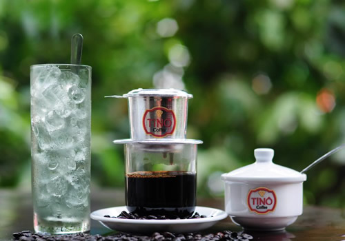 Ly cafe đen đá có thể mang đến sự sảng khoái và tỉnh táo trong những ngày nắng nóng. Với hương vị đậm đà, hỗn hợp giữa cà phê và đá viên tuyết tạo ra sự kết hợp tuyệt vời cho những người yêu thích ly cafe đen đá. Xem hình ảnh để nhớ lại vị ngon đó.