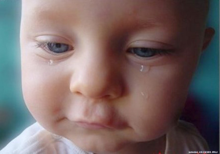 Em bé khóc: Hình ảnh của em bé khóc sẽ đem lại cho bạn nhiều cảm xúc. Hãy cùng xem và cảm nhận tình cảm chan chứa trong những giọt nước mắt của bé.