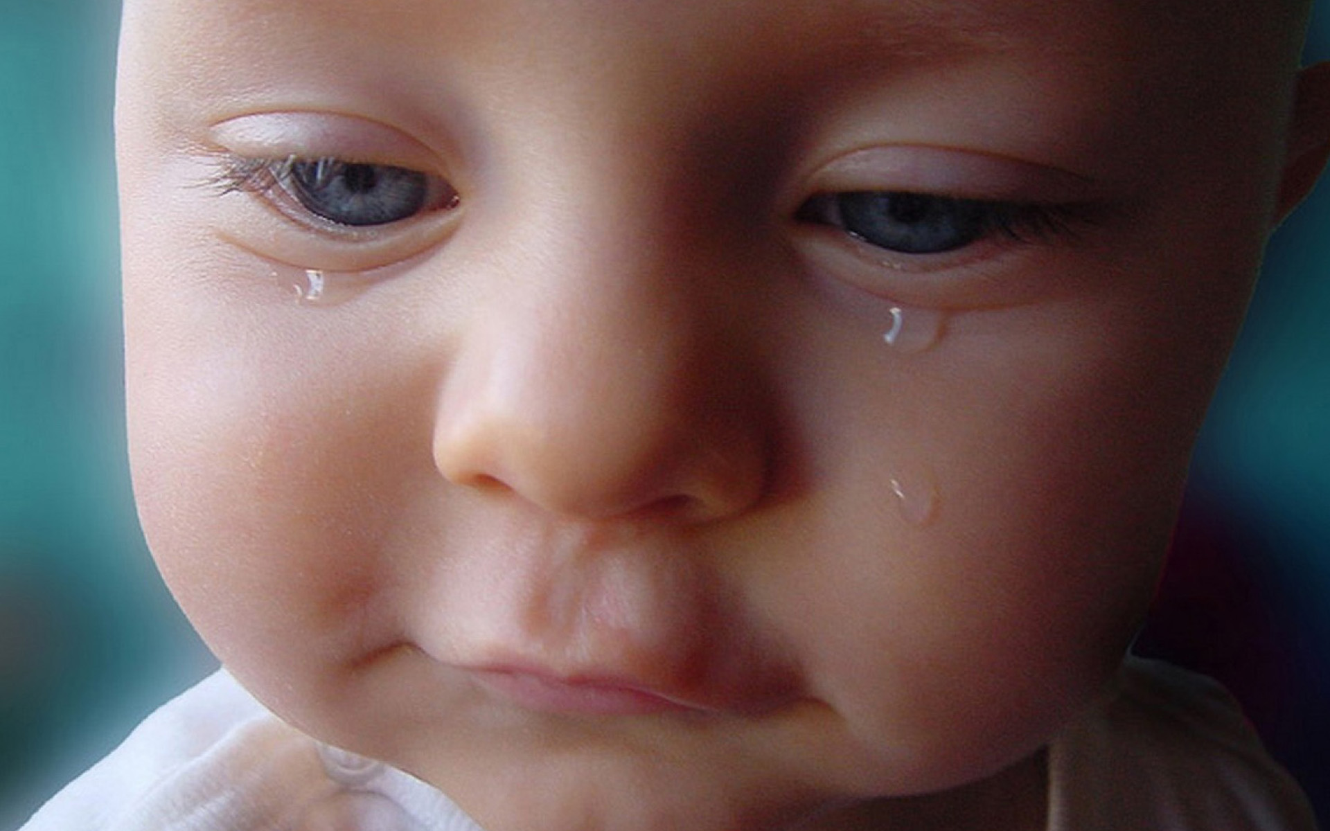 Nhìn thôi đã rợn người rồi! Đó là hình ảnh một em bé đáng yêu đang khóc, nhưng lại khiến người xem vô cùng cảm động và xúc động. Chắc chắn bạn sẽ không thể rời mắt khỏi ánh mắt đáng thương của em bé này. Đừng bỏ qua cơ hội để cảm nhận tình cảm chân thật của một đứa trẻ dễ thương như thế này.