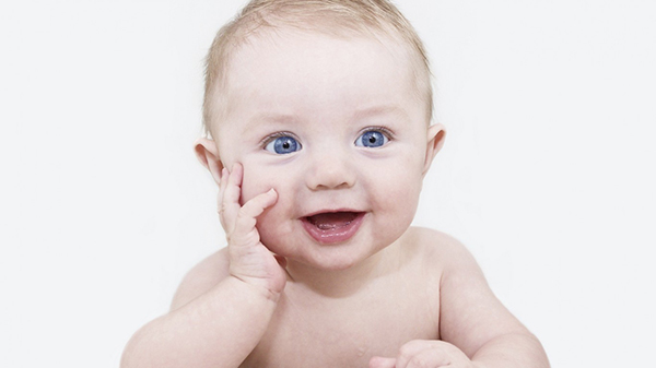 Em bé cười - Em bé cười là một cảm xúc tuyệt vời mà bất kỳ ai cũng sẽ yêu thích. Vào trang web để thưởng thức hình ảnh đáng yêu của một em bé cười tươi như nắng. Hãy để tình yêu và niềm vui của em bé truyền cảm hứng cho bạn.
