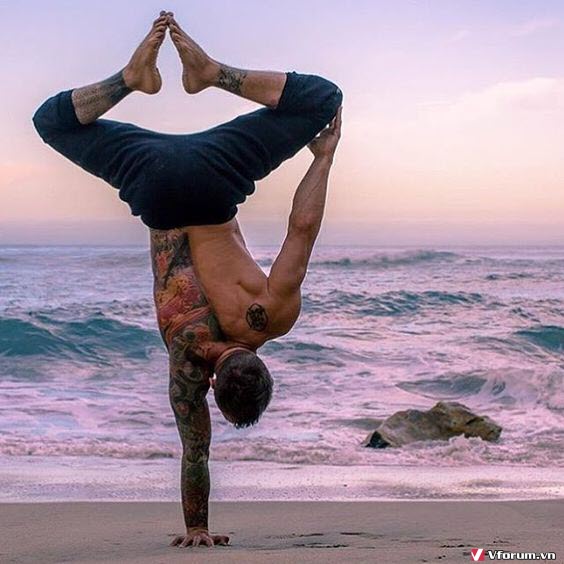 Hình ảnh yoga đôi đẹp khiến cho bạn muốn tham gia ngay lập tức. Nó không chỉ là sự kết hợp giữa hai người, mà còn là sự kết nối giữa hai tinh thần và cơ thể. Hãy để những bức ảnh đầy năng lượng này truyền cảm hứng cho bạn.
