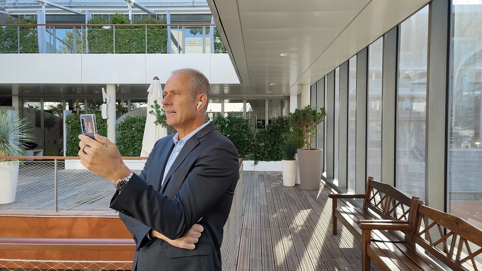 6-roland-garros-tournament-director-guy-forget-talks-with-junior-players-via-oppo-5g-video-call.jpg